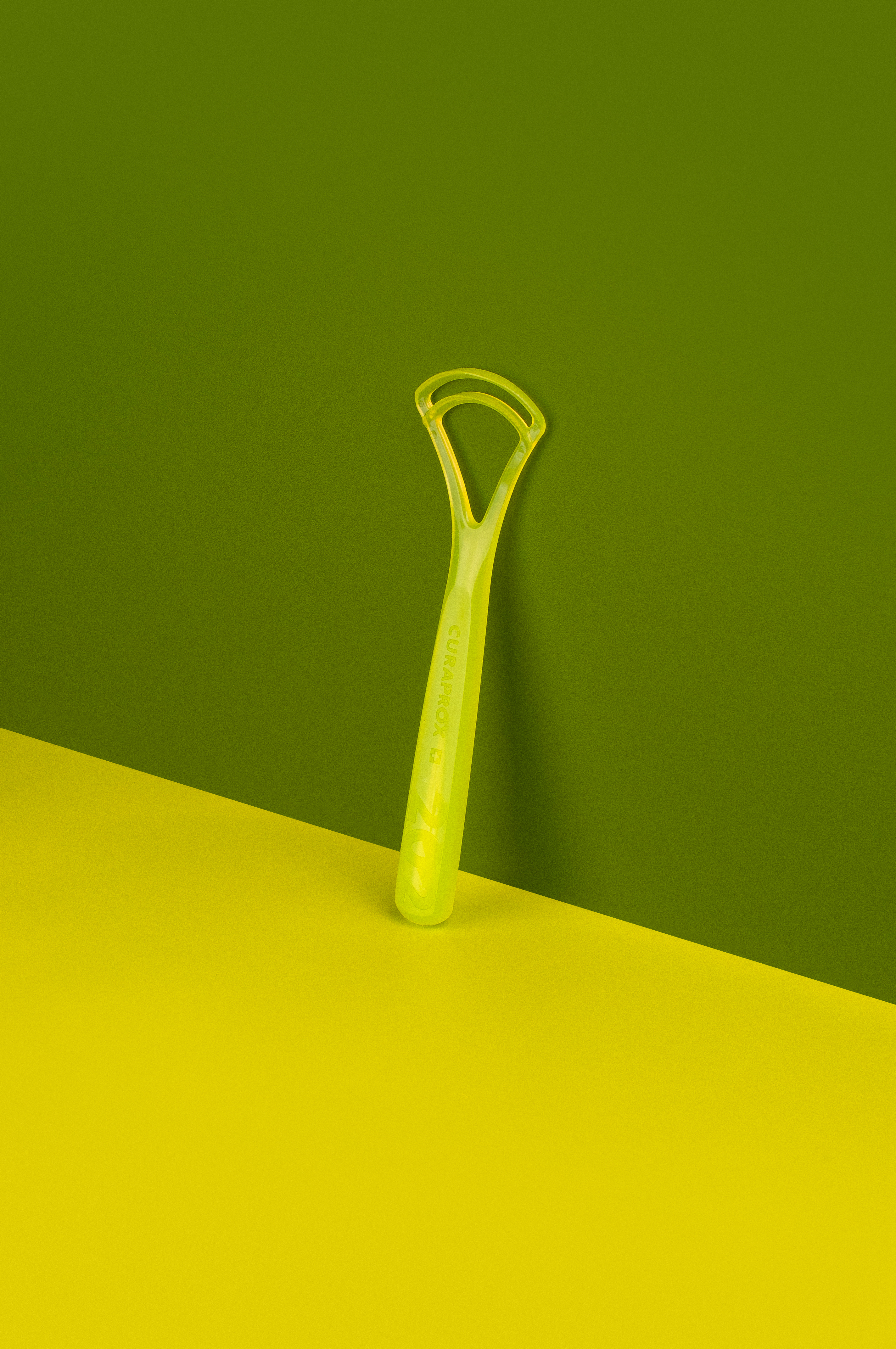 Editorial Tongue Scraper Ctc 202 Lime Green 73320027 001